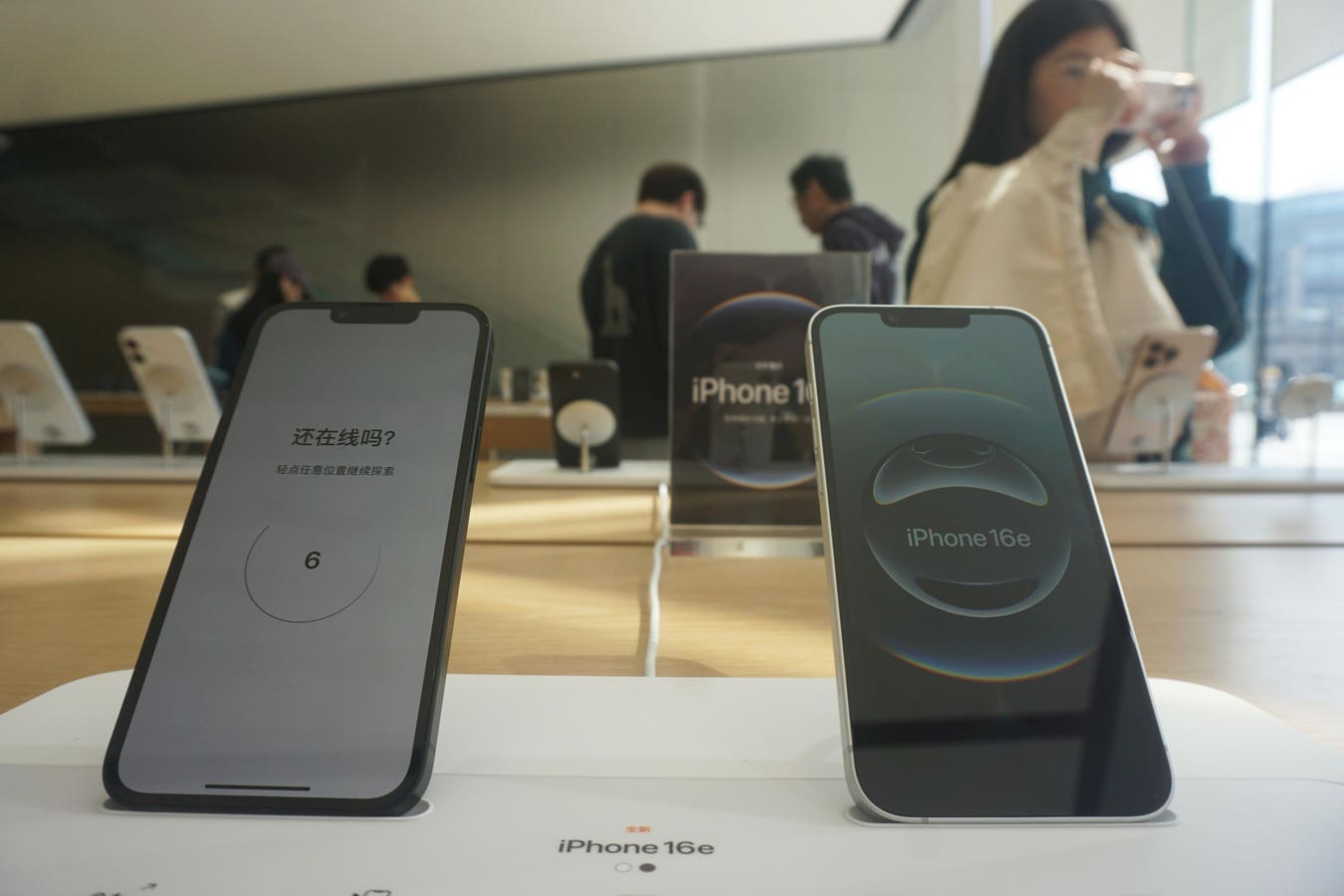 iPhone 17 Pro Leaks, Pebble Smartwatch Returns, Frustrating iPhone 16e Problems