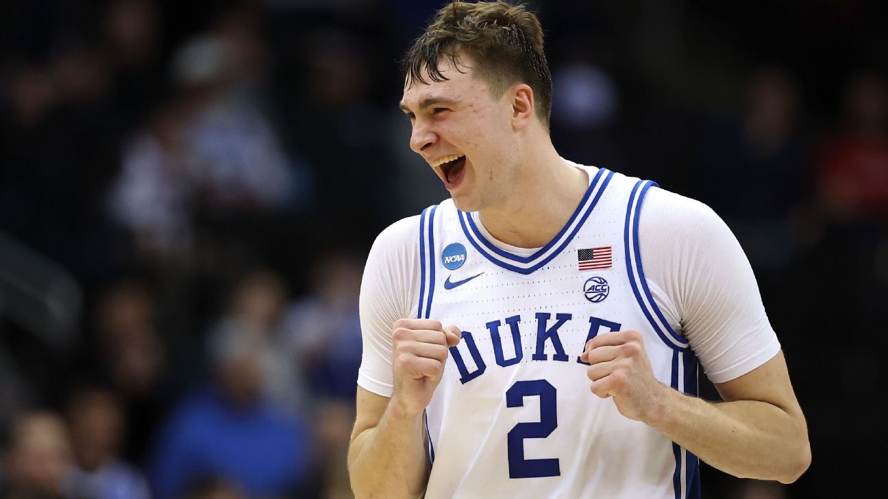 Cooper Flagg scores 30, leads Duke over Arizona and into Elite 8