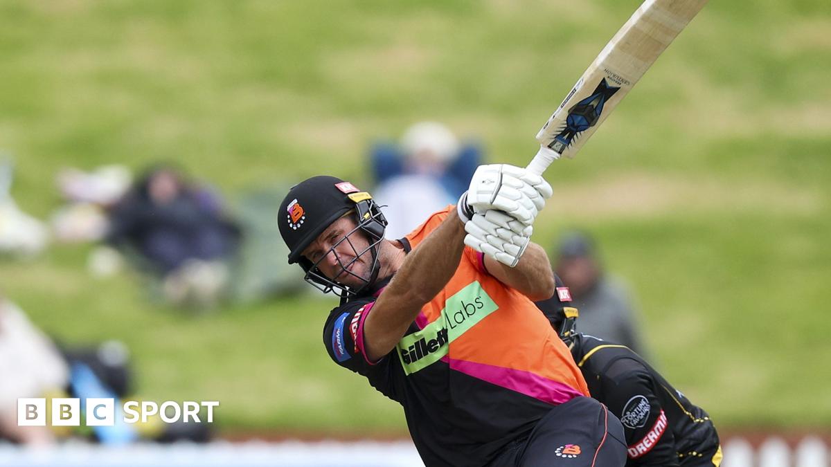 Brett Hampton: Hampshire sign all-rounder to replace Jack Edwards