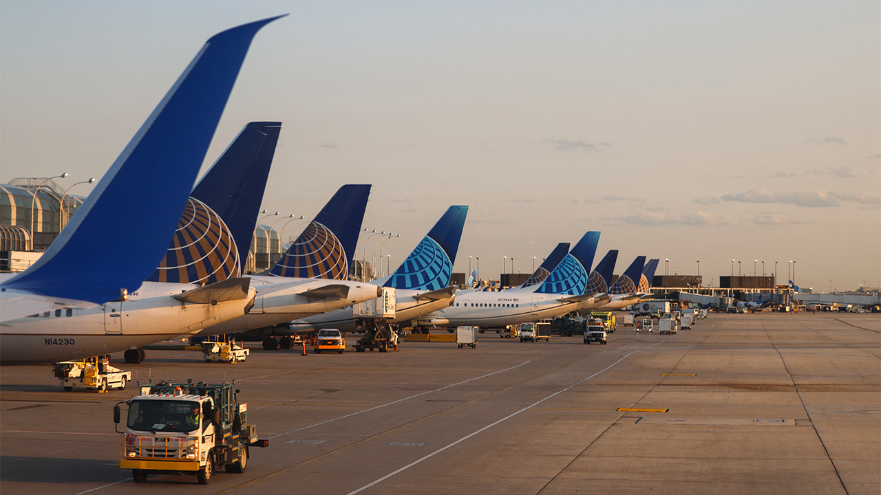Kite reportedly makes contact with United plane attempting to land in D.C.