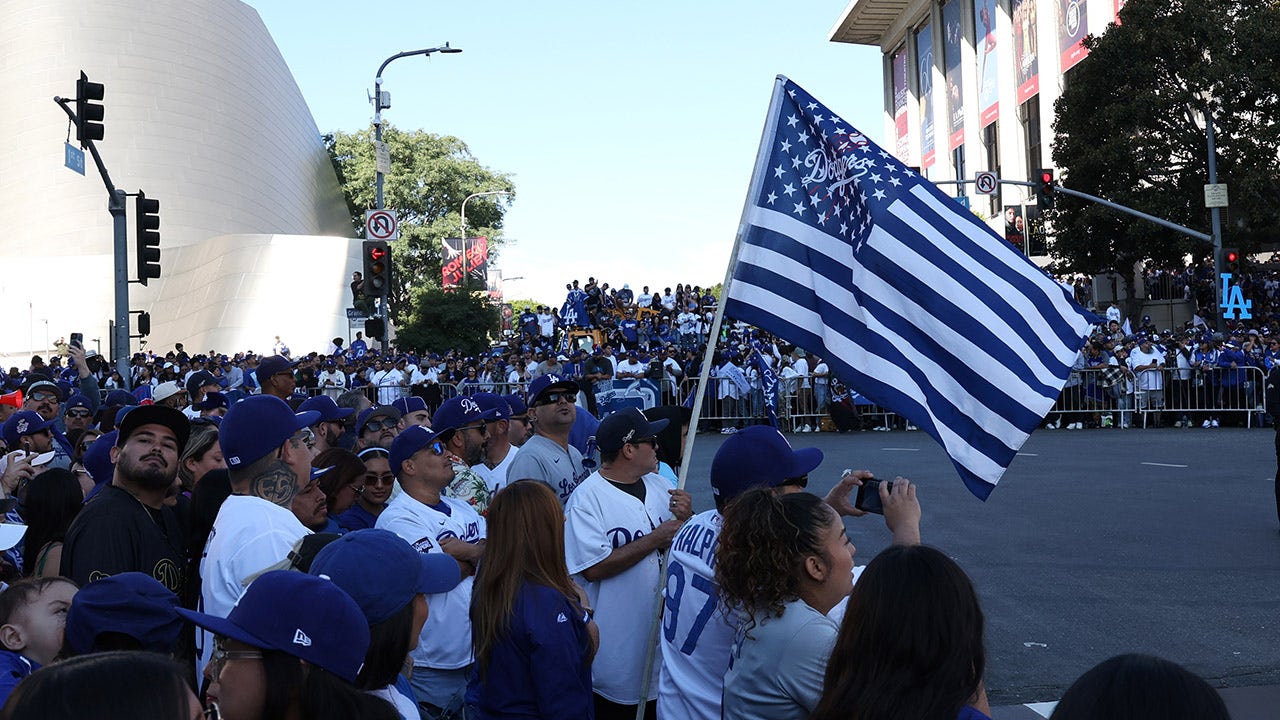 Dodgers’ Trump visit irks fans as season begins