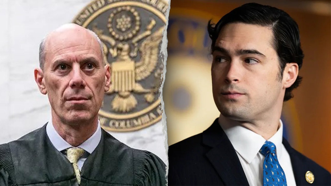 Judge who ordered Venezuelan gang members returned to US faces impeachment calls