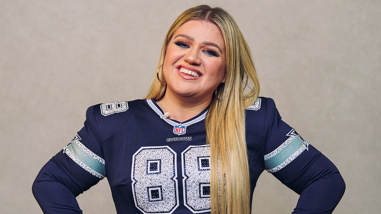 Dallas Cowboys: Kelly Clarkson appears to shade Jerry Jones