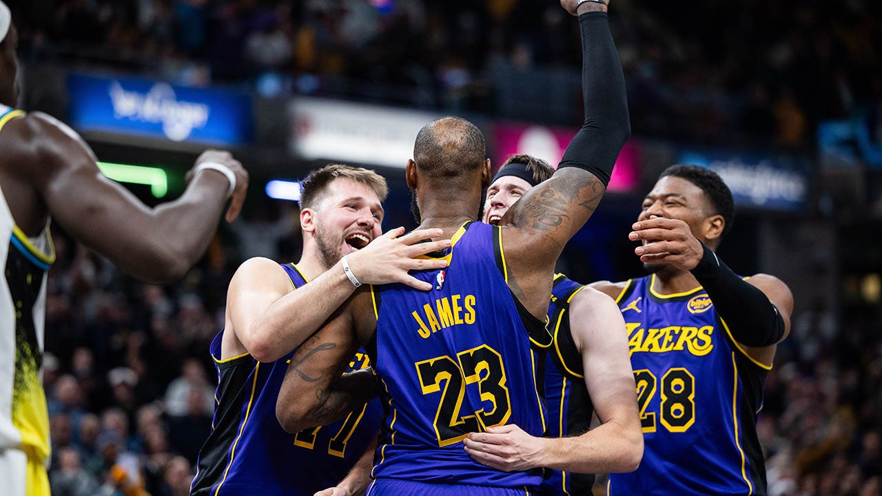LeBron James buzzer-beater gives Lakers win
