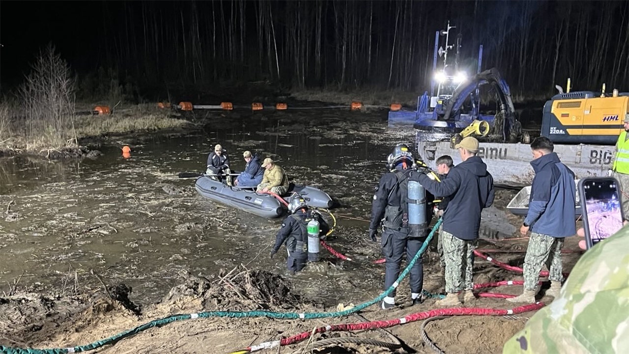 US crews attach lines to sinking Hercules 4 soldiers were last seen in