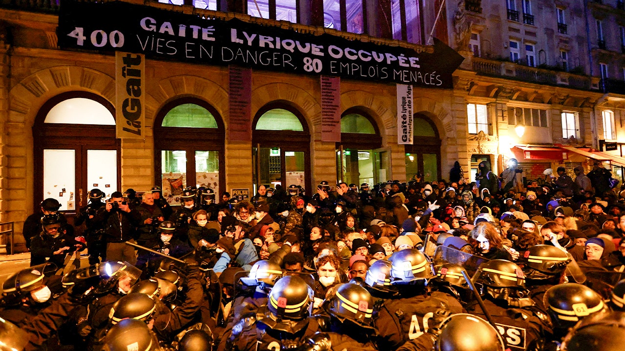 Paris migrants evicted from theater, sparking clashes