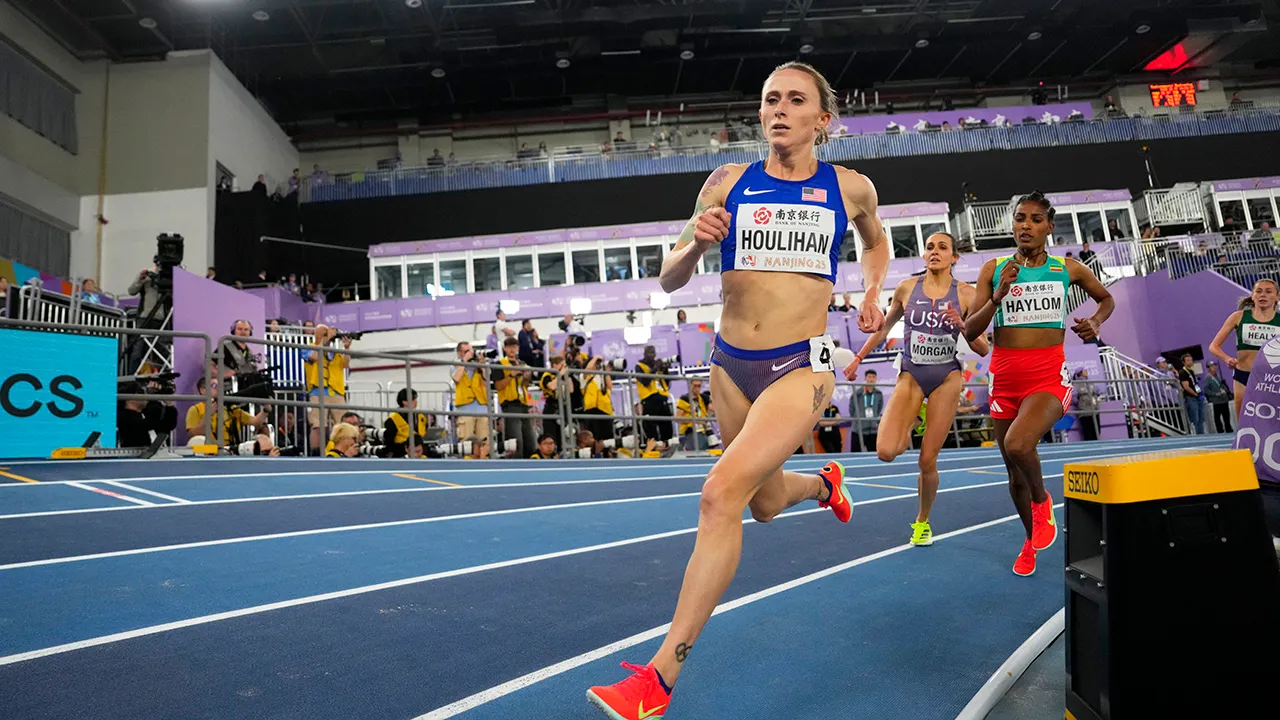 Shelby Houlihan wins silver at world indoor championships