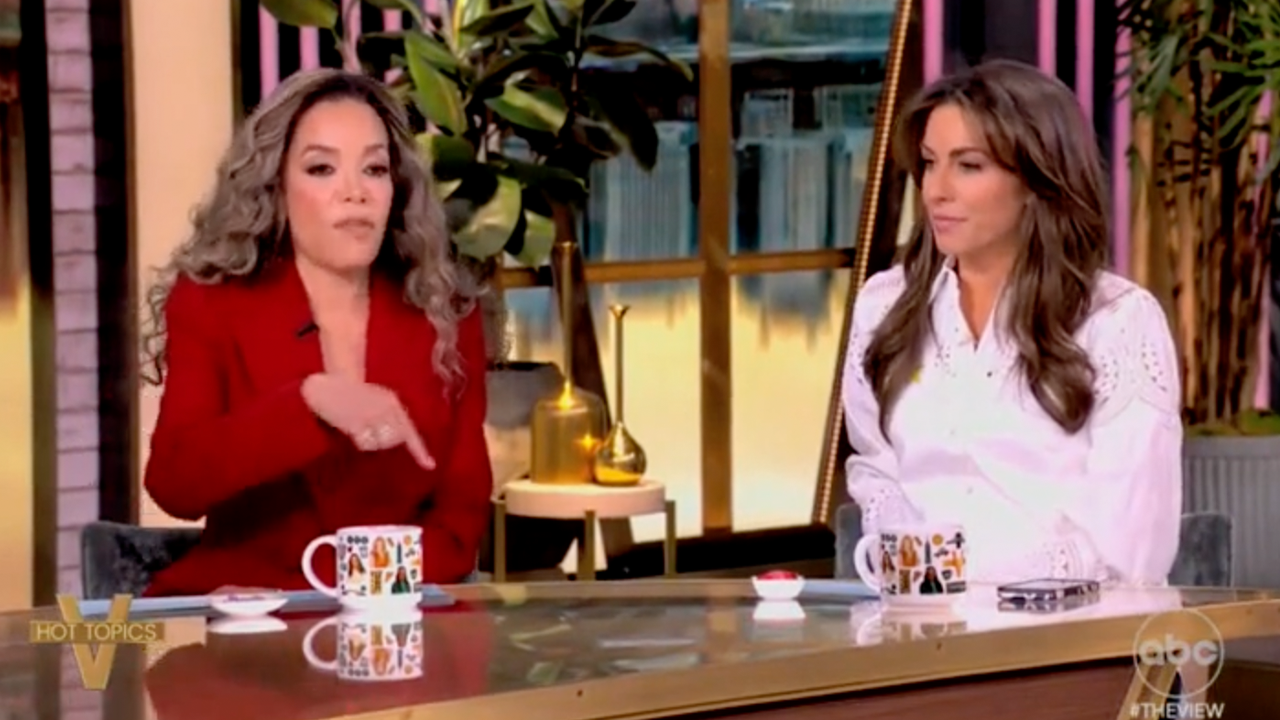 ‘The View’ co-hosts praise Rosie O’Donnell for fleeing US to escape Trump