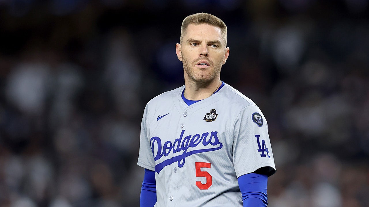 Dodgers place Freddie Freeman after he slipped in shower