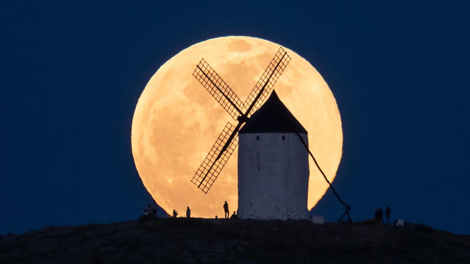 Here Are The Three Nights To Look At The Moon In April