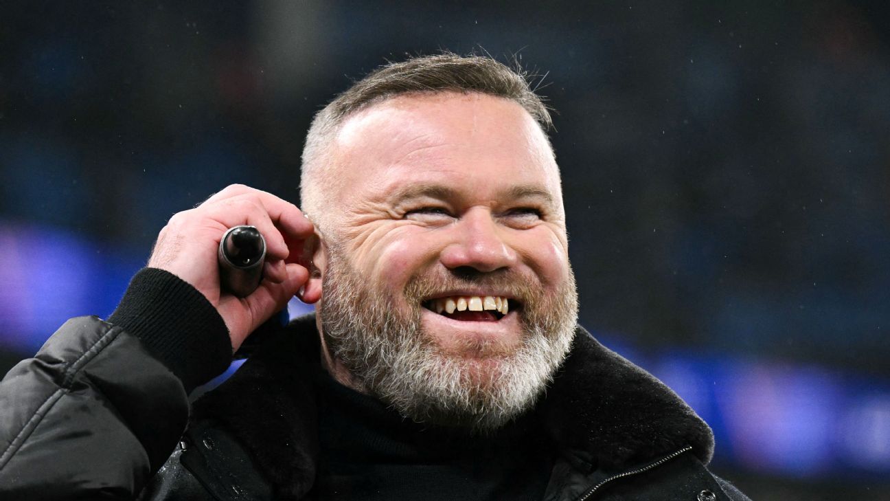 Wayne Rooney considered leaving Man United for Barcelona