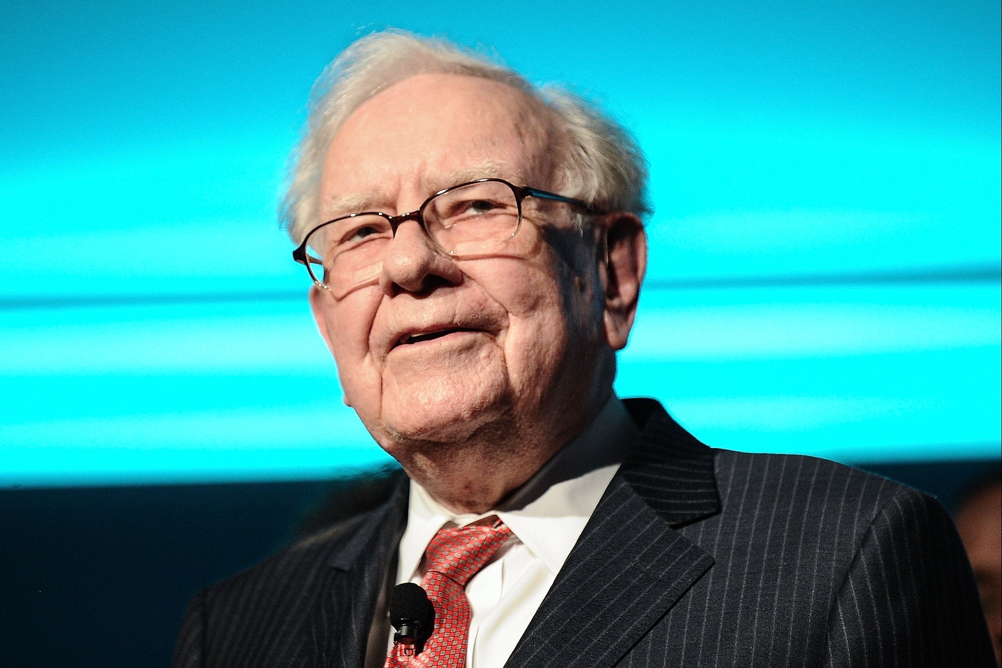 Warren Buffett’s Advice Goes Viral As Stocks Fall on Tariffs