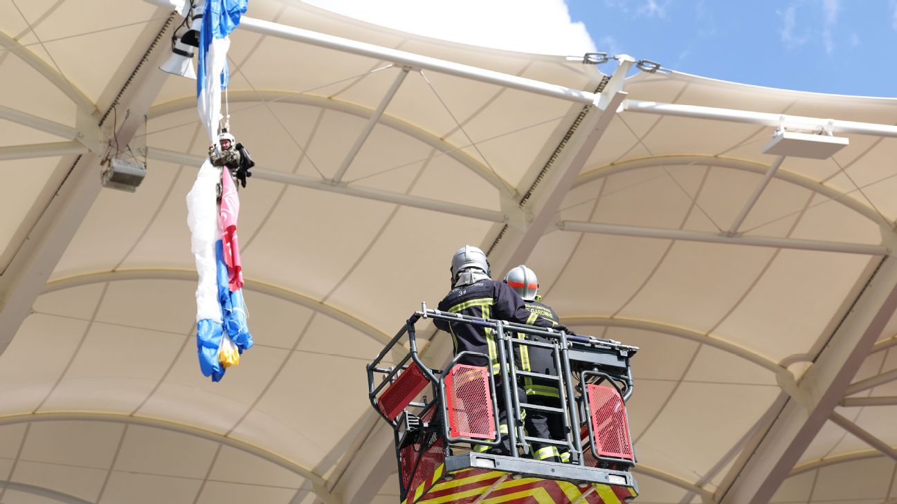 Parachutist trapped on roof before Toulouse v Sale game