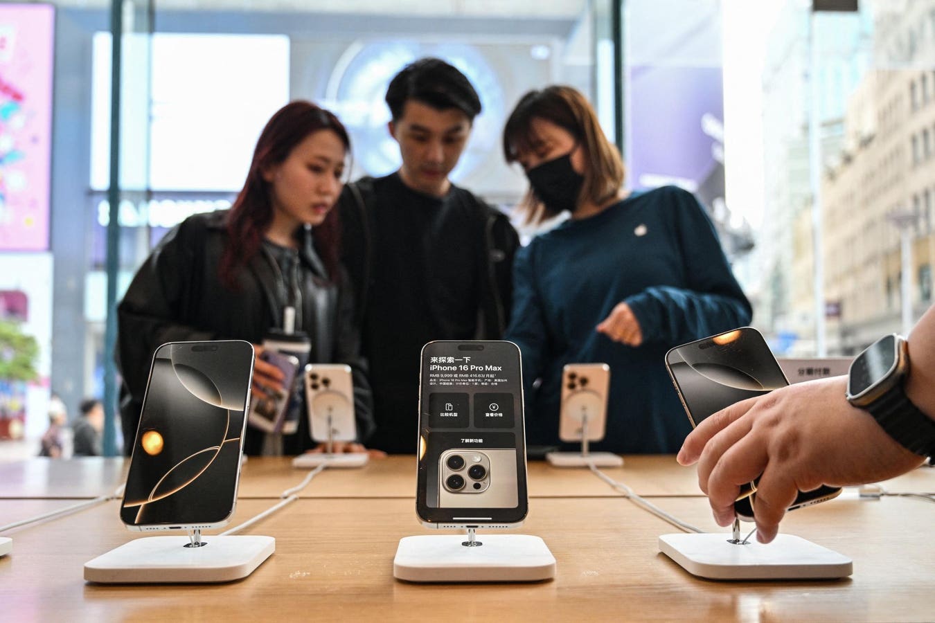 iPhone 17 Pro Leak, Mac Mini Support Dropped, iPhone Defeats Galaxy