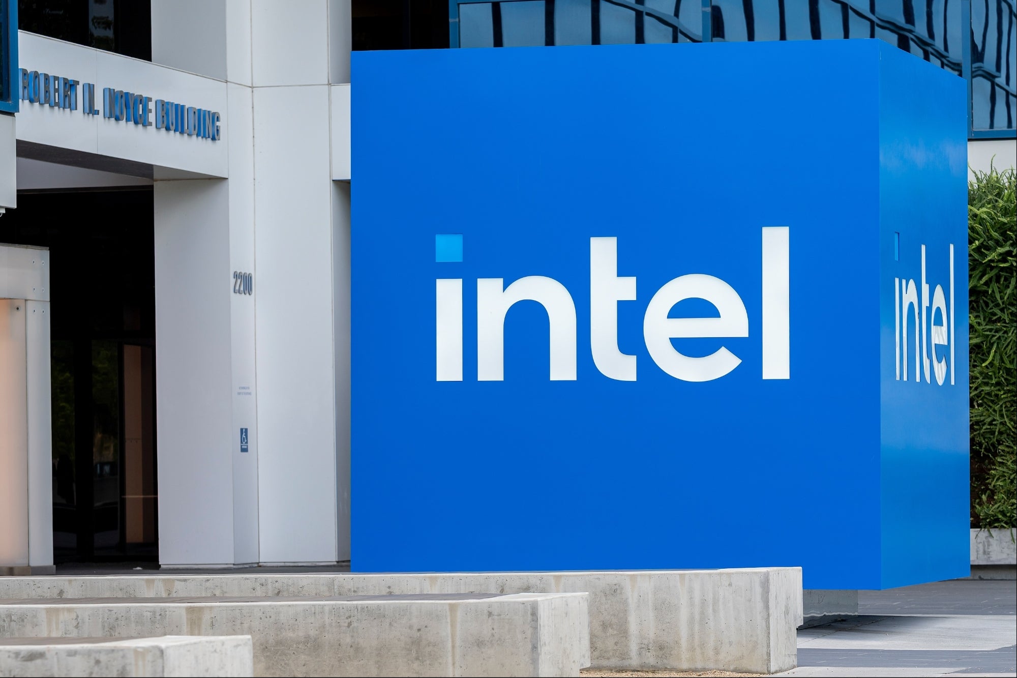Intel Mandates That Employees Work Onsite Four Days a Week