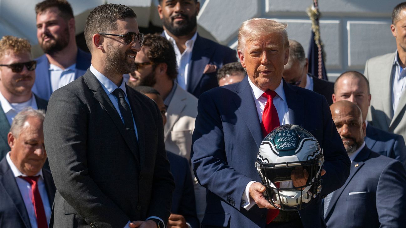 President Trump endorses tush push as Eagles visit White House
