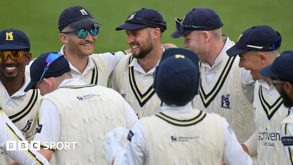 County Championship: Warwickshire beat Durham by one wicket