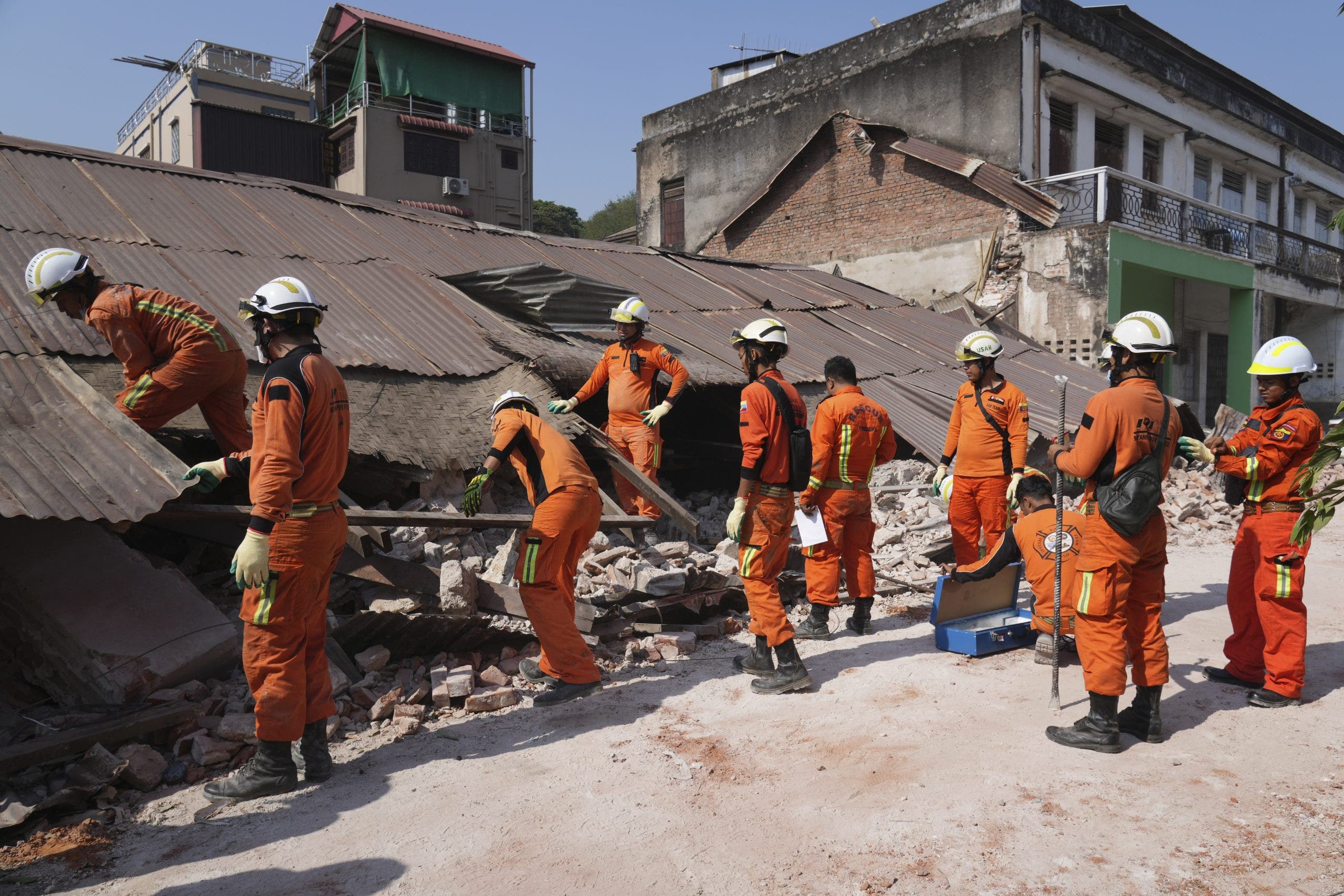Burma earthquake deaths exceed 2,700 as more survivors pulled from rubble