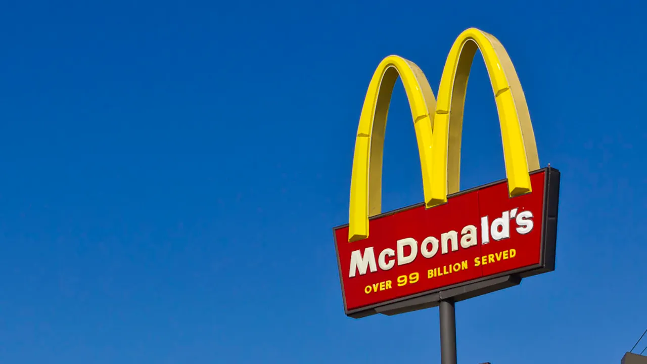 McDonald’s worker wrestles teen to floor over dipping sauce