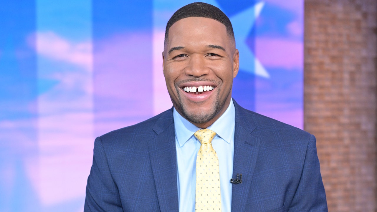 NFL news: Giants great Michael Strahan tosses Eagles jersey on floor