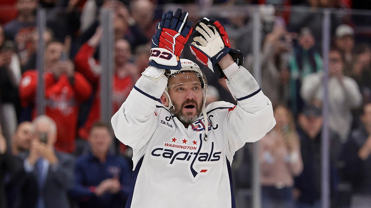 Alex Ovechkin receives praise from Putin after breaking NHL record