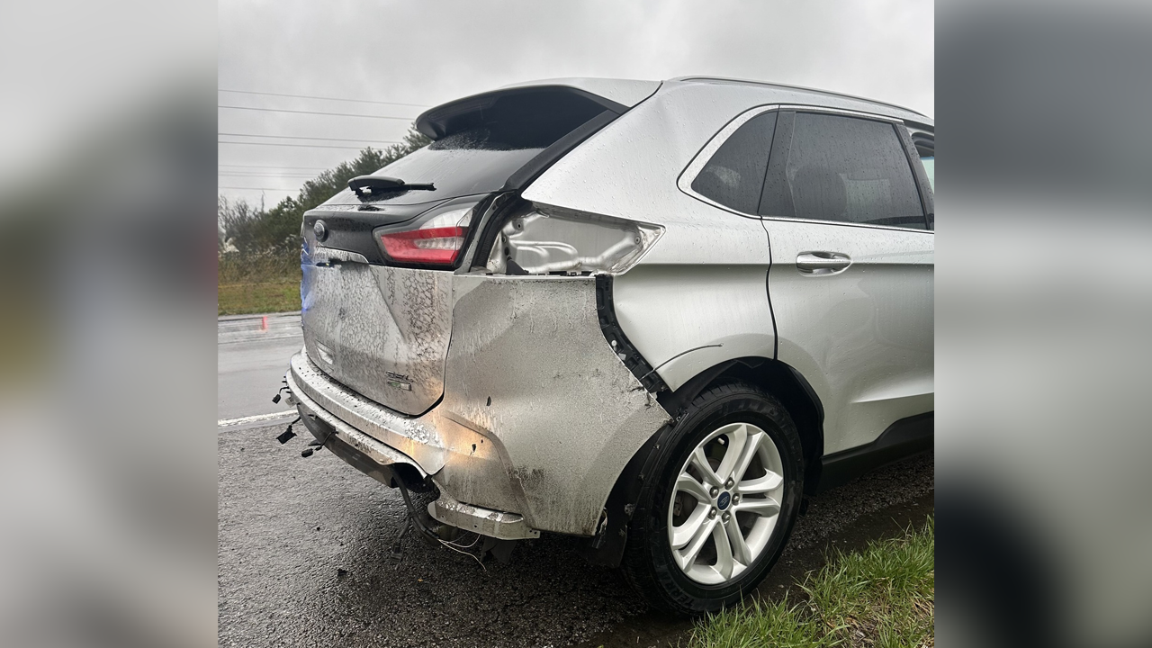 Lightning strikes disables Illinois family’s vehicle on highway, deputies say