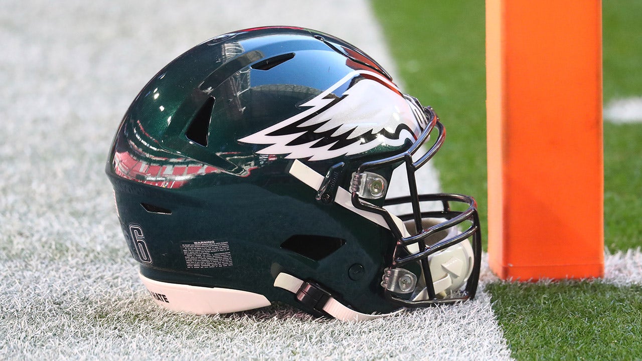 Eagles fan calls out mayor’s Cowboys fandom during township meeting