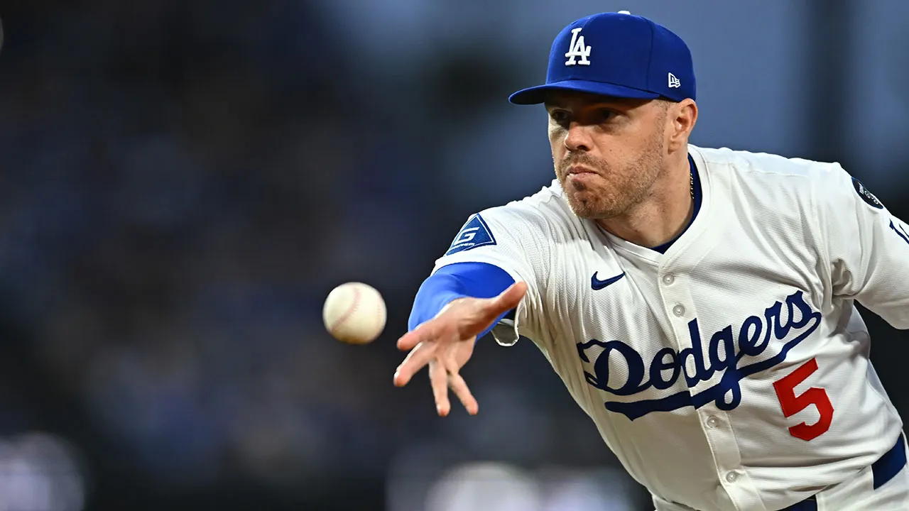 Freddie Freeman injury: Dodgers star tweaks ankle in shower slip