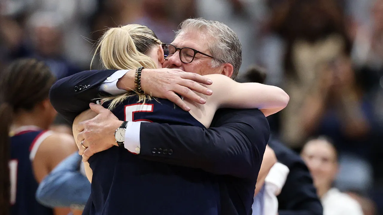 Geno Auriemma shares what he told Paige Bueckers in emotional hug