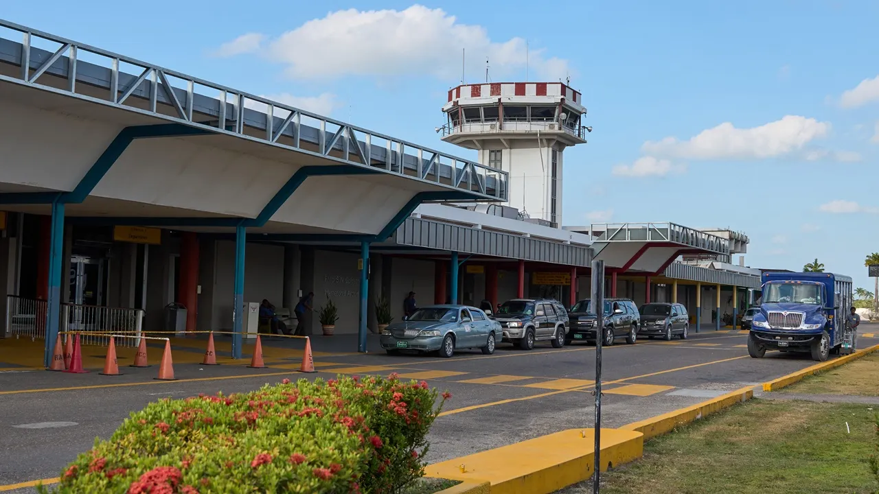 US man stabs 2 passengers and pilot before fatally shot while hijacking small plane in Belize