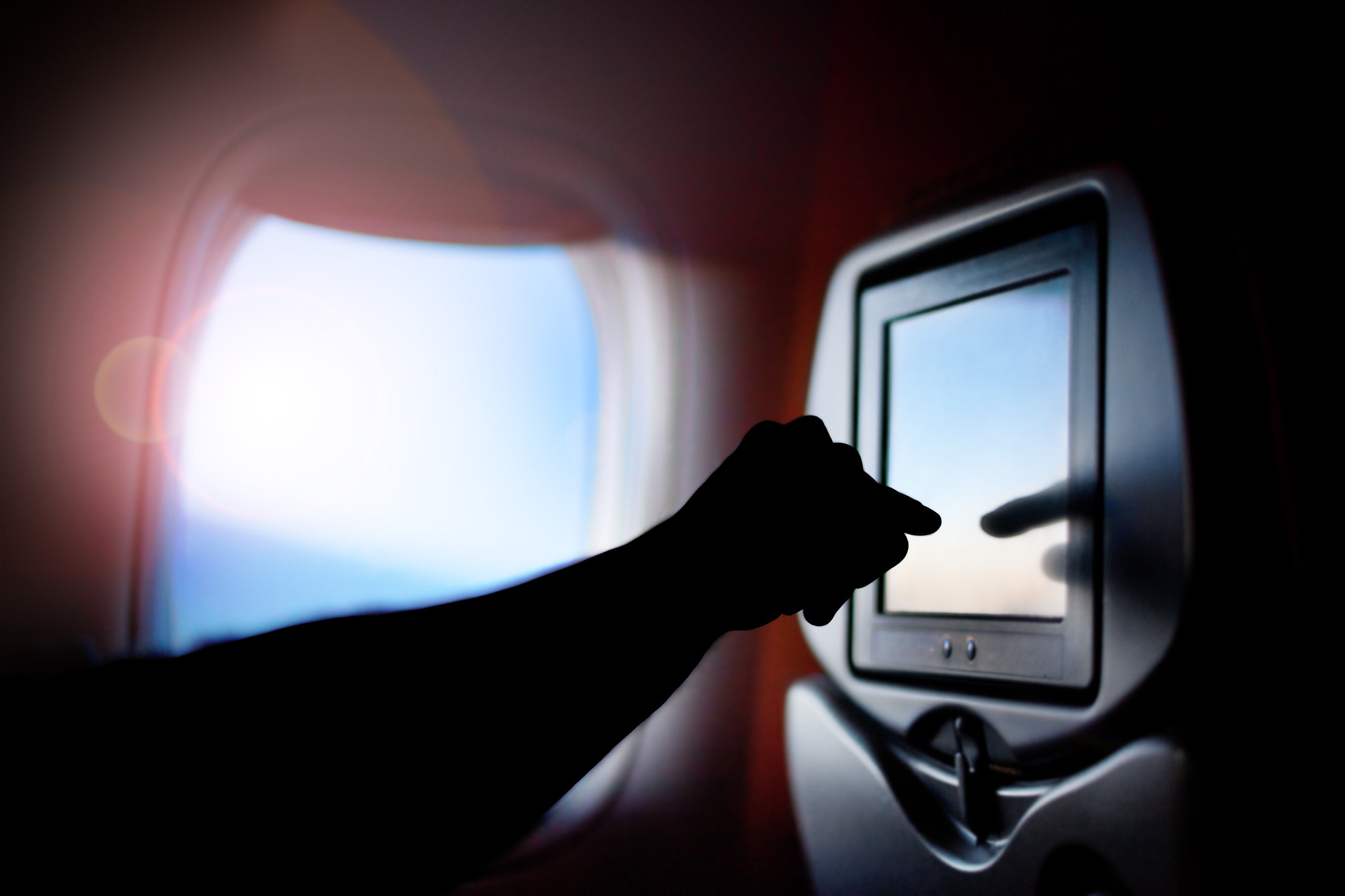 Flight passenger calls out fellow flyer in ‘hairy’ situation: ‘Your hair is covering my screen’