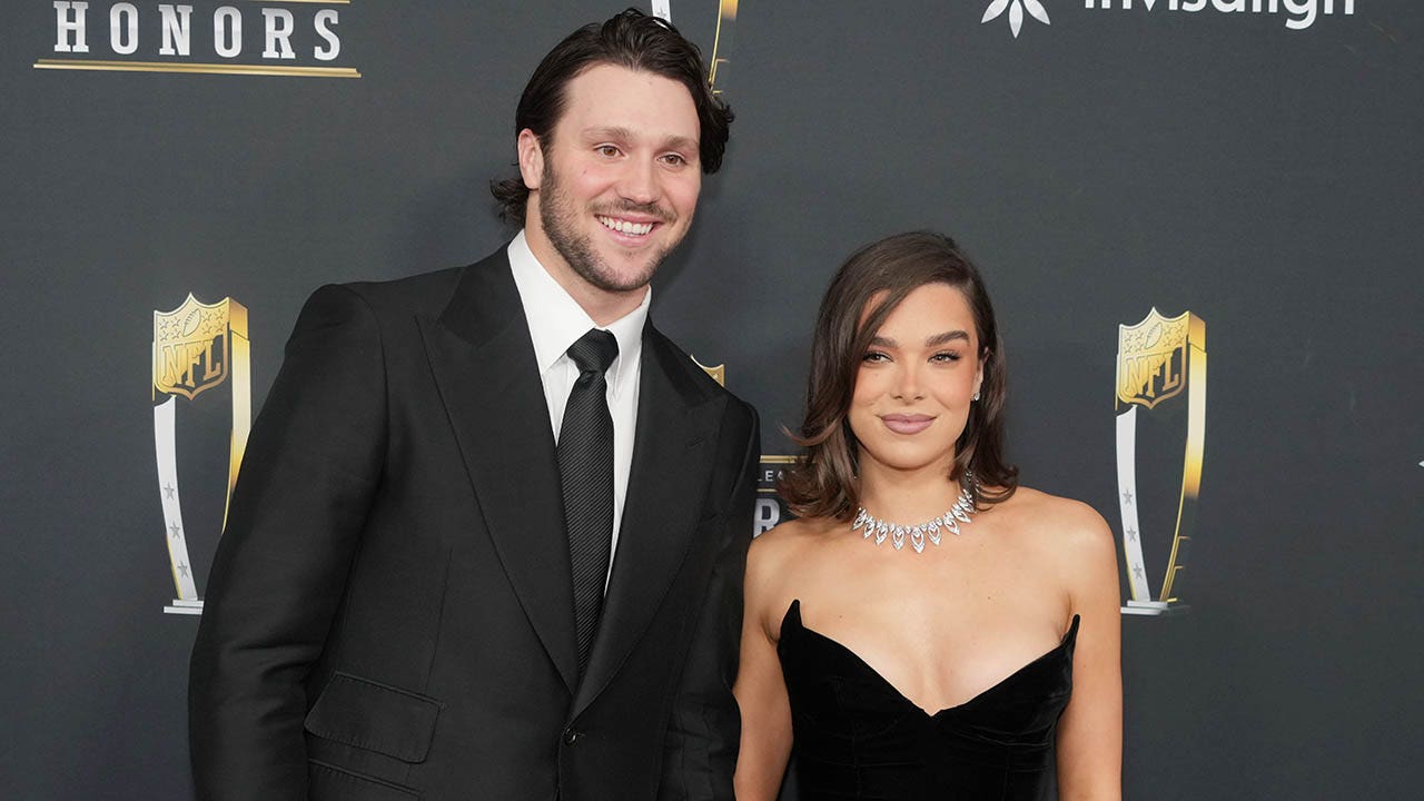 NFL drama: Hailee Steinfeld struggles to say nice things about the Chiefs
