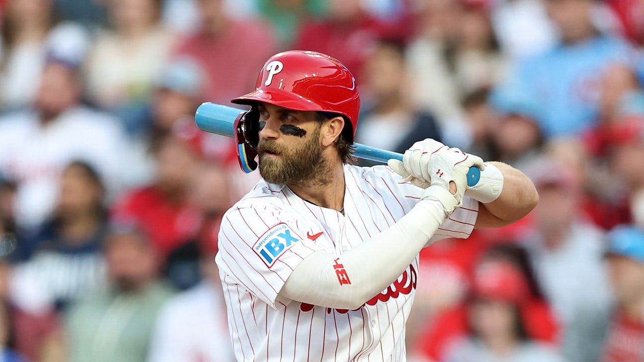 Phillies’ Bryce Harper pulls off gender reveal with custom bat
