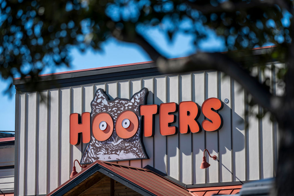 Hooters Files for Bankruptcy Protection