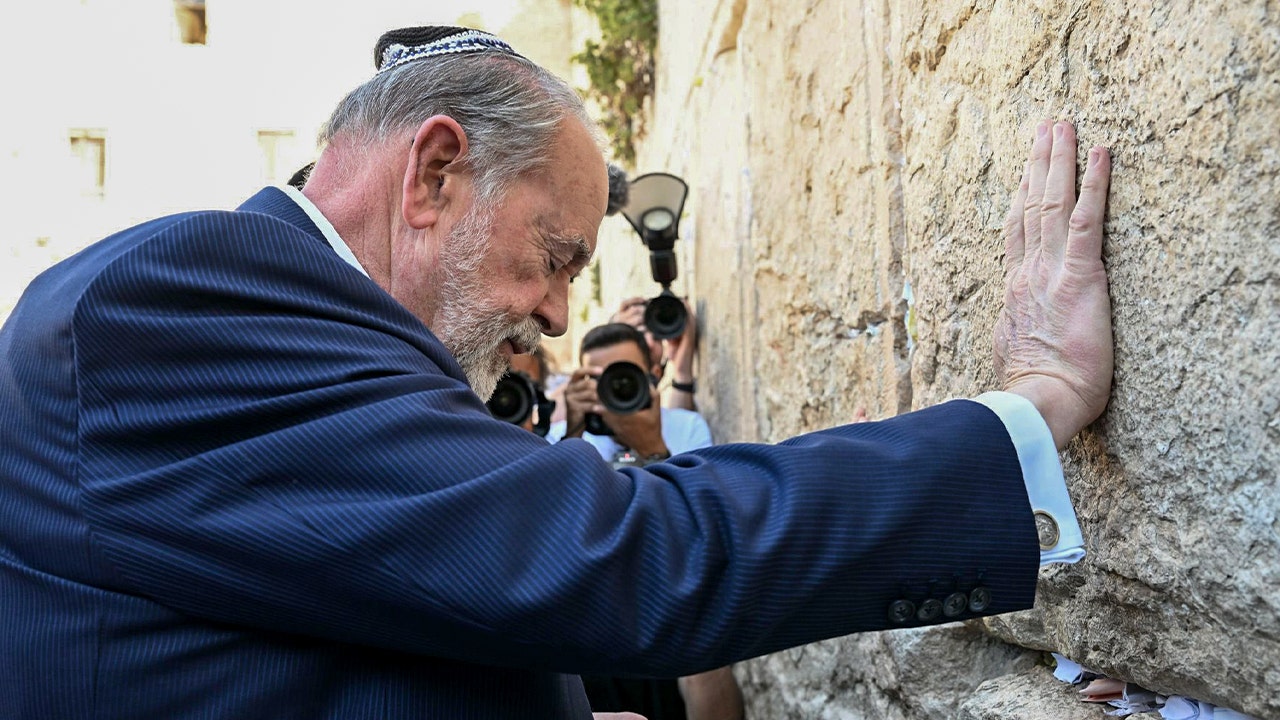 Trump’s prayer for Israel peace delivered to Western Wall by Huckabee