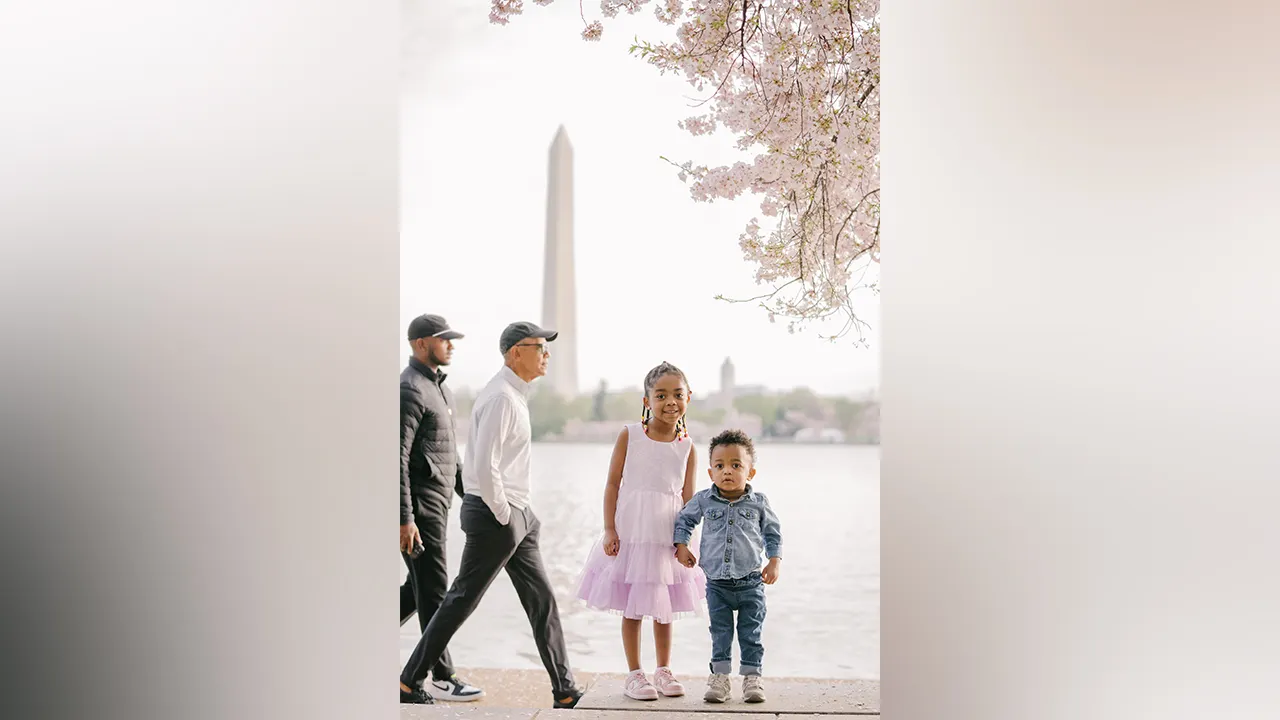 Obama accidentally photobombs kids’ picture in DC