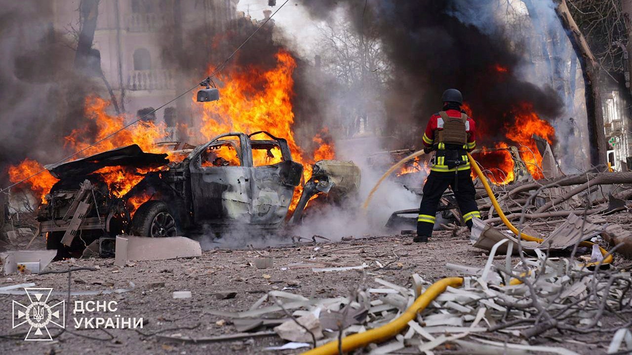 Russian missile strike on Ukrainian city kills over 20 people on Palm Sunday
