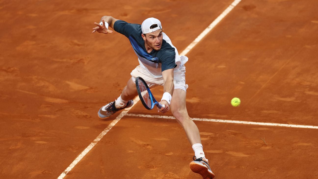 Italian Open: Jack Draper advances despite smashing racket