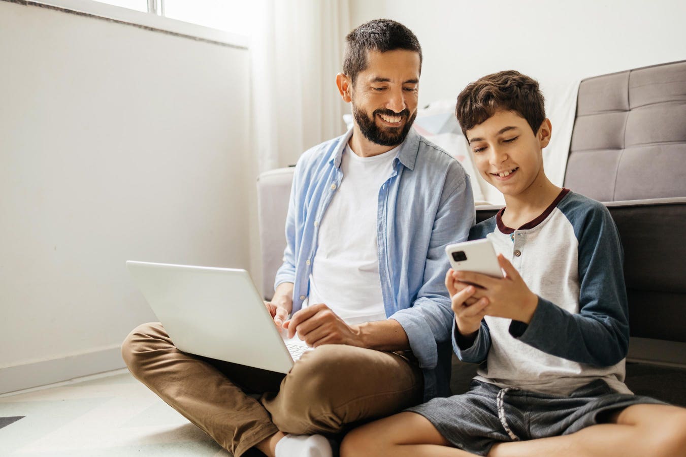 4 Ways To Oversee Your Teen’s Online Habits Without Overstepping, By A Psychologist