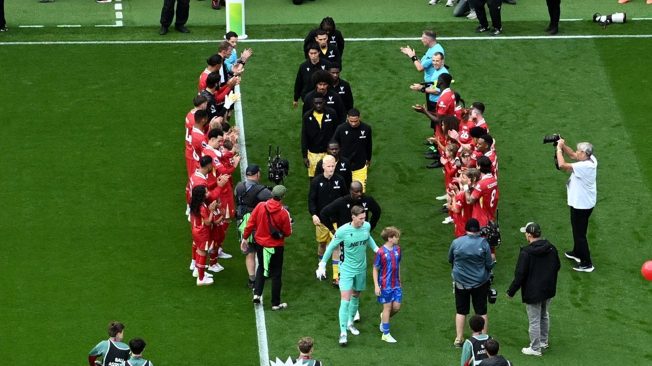 Liverpool return Crystal Palace’s guard of honor tribute