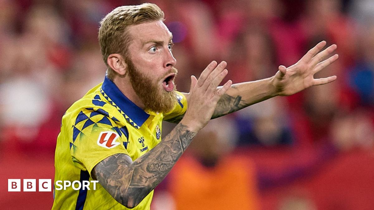 Oli McBurnie: Swansea City consider re-signing their former striker