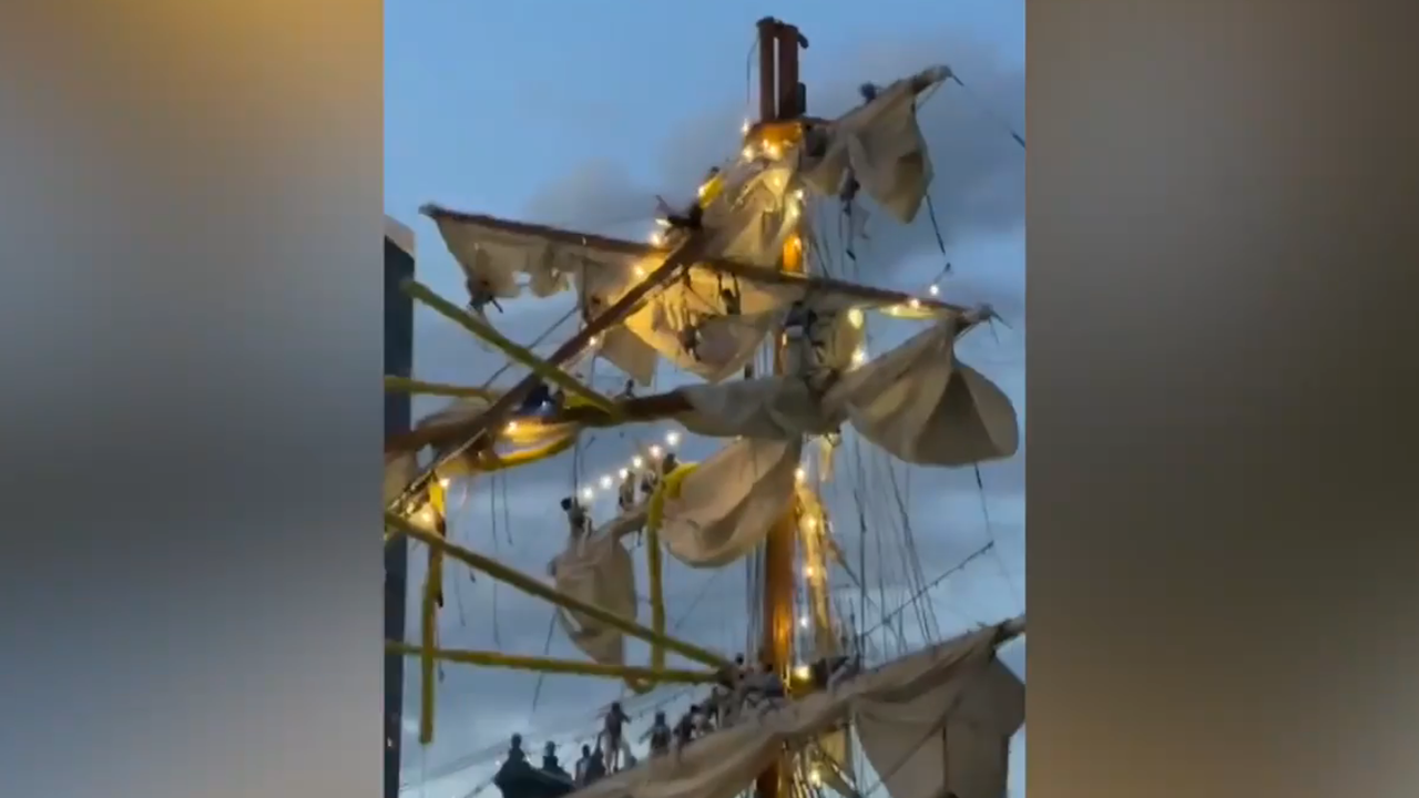 Mexican Navy ship crash at Brooklyn Bridge kills 2 sailors, crew seen hanging from rigging