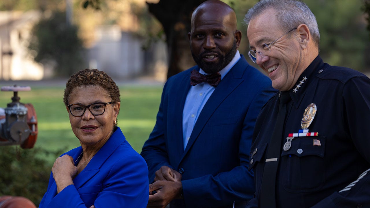 Former LA deputy mayor will plead guilty to making fake bomb threat at City Hall