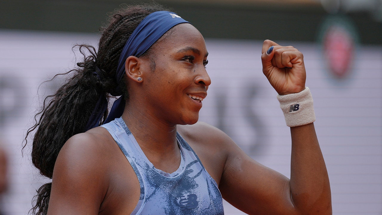 Coco Gauff dominates French Open match after arriving without rackets