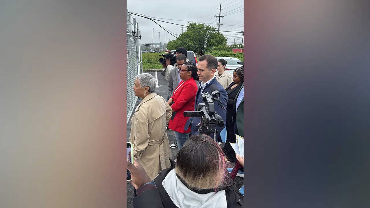 Dem congressional lawmakers rush into ICE facility in New Jersey