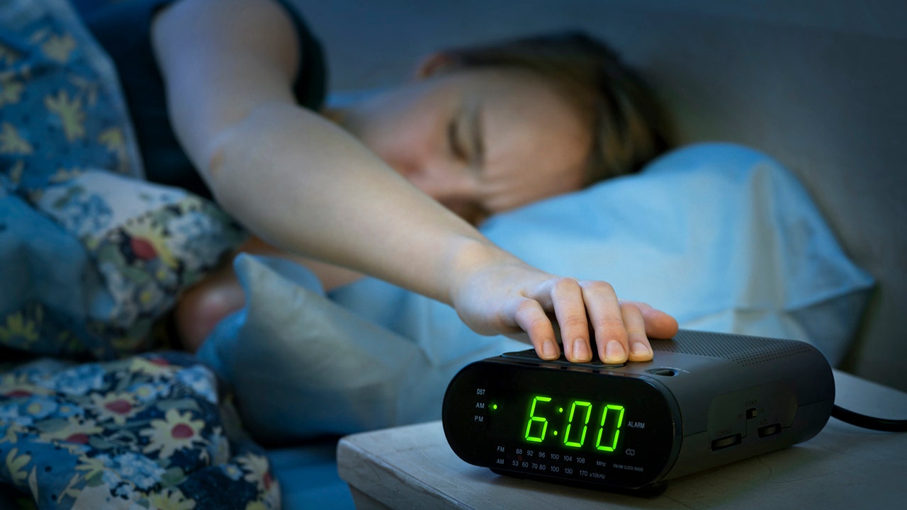 Sleep experts warn against snooze button habit that disrupts critical REM sleep