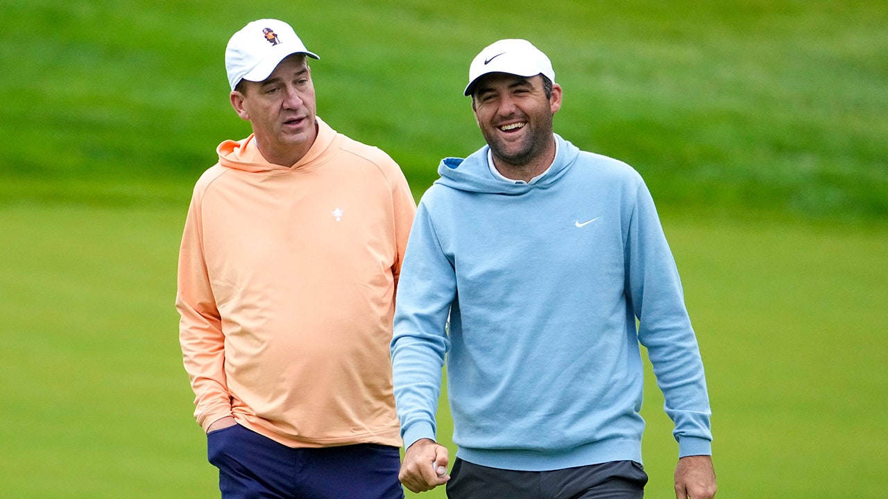 Scottie Scheffler breaks out in laughter after Peyton Manning’s wild tee shot