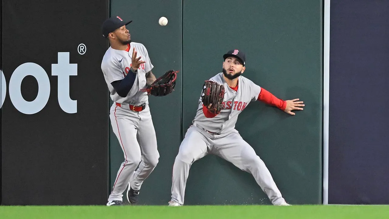 MLB news: Red Sox outfielders combine for miraculous catch on home run robbery