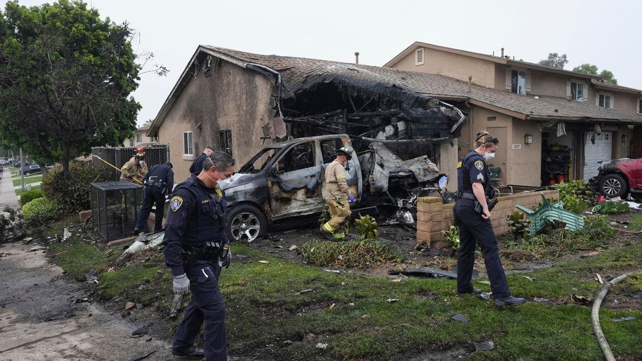 Plane crashes in San Diego neighborhood, igniting homes and vehicles