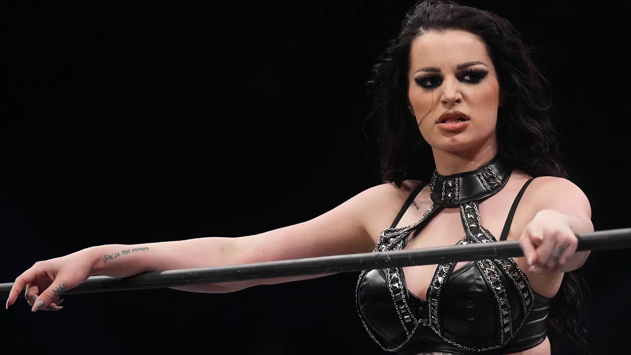 Ex-WWE, AEW star warns fans after bizarre encounter during photo-op